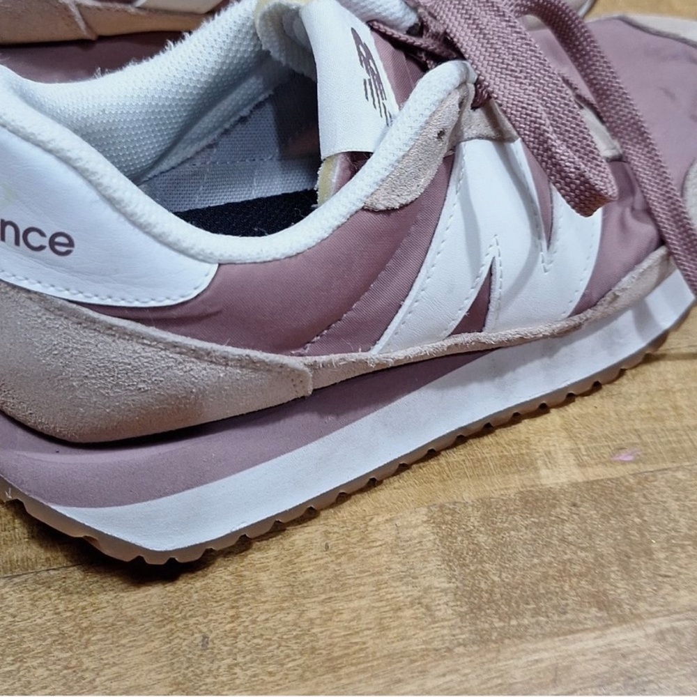 New Balance Pink and White Athletic Sneakers. Womens Sz 8.5 Mens 7 Walking Shoe